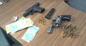 Armas e dinheiro boliviano foi apreendido pelos suspeitos