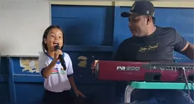 A pequena exibe simpatia e muito talento na hora de cantar