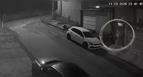 Mal desceram do veículo, as vítimas foram atacadas pelo criminoso