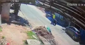 Câmera de monitoramento registrou o momento dos tiros feitos pelo motociclista