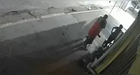 Câmera registrou o momento em que a vítima foi atacada pelo suspeito