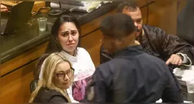A mãe do pequeno Henry Borel vira o rosto quando fotos da necropsia foram mostradas