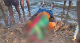 O corpo ficou exposto na areia da praia do Tucunaré