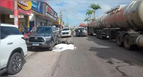 O corpo ficou exposto ao chão, ao lado da carreta