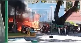 Fogo se alastrou e destruiu por completo o trailer de venda de comidas típicas
