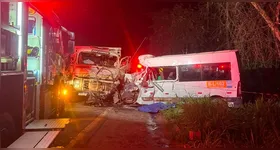 Caminhão e van ficaram completamente destruídos após a colisão