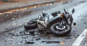 Condutor caiu da motocicleta, mas teria caído em cima do punhal que estava com ele, foi perfurado e morreu