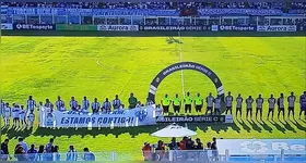 A homenagem foi feita durante a foto antes do inicio da partida contra a Inter de Limeira