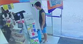 A dupla já chegou anunciando o assalto dentro da farmácia