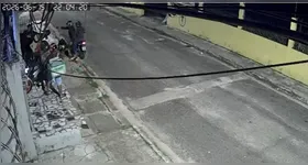 Momento em que os suspeitos anunciam o assalto, mas não esperavam reação do entregador