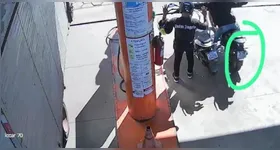O suspeito assaltou funcionário do posto em motocicleta com placa adulterada, mas logo foi encontrado pela polícia