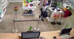 Os três suspeitos fizeram a limpa na loja de venda de celulares em Nazaré