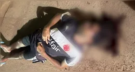 O homem tentou defender a mulher, mas acabou sofrendo um ataque com pauladas e predadas de um grupo