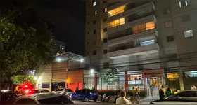 Registros mostram moradores de prédios abandonando apartamentos devido ao tremor em Belém.