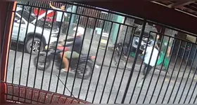 Os dois suspeitos chegaram ao local e o que estava no garupa da moto cometeu o assalto