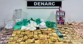 Parte da droga e do dinheiro apreendidos oriundos do tráfico