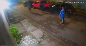 Câmeras de monitoramento registraram o trio antes dos assaltos