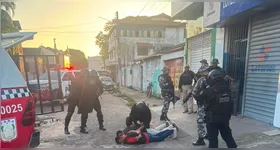 Após 6 horas de intensa negociação, os suspeitos se entregaram e libertaram os reféns
