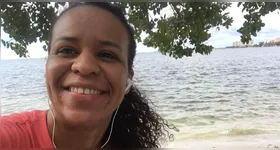 A mulher mora há mais de 10 anos no exterior e agora a família quer trazê-la de volta