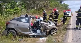 O carro da vítima ficou completamente destruído com o impacto