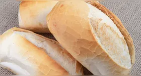 O pão francês velho pode ser reaproveitado de maneira crocante