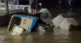 Micro-ônibus foi tirado do rio na noite desta quarta-feira (16)