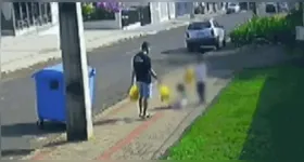 As câmeras de monitoramento registraram o homem chutando a filha