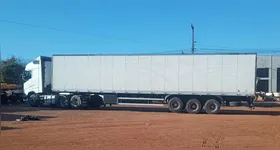 A droga estava sendo transportada no teto do baú do caminhão