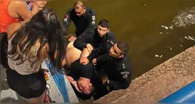 Momento em que o homem foi tirado do rio pelos policiais militares