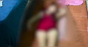 A mulher foi covardemente assassinada a facadas na frente das filhas