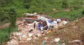 O caminhão despencou no barranco e ficou completamente destruído