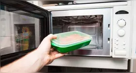 É preciso ficar atento aos materiais que podem ir no micro-ondas.