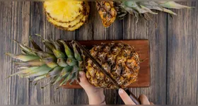 Além de refrescante e saudável, o abacaxi também deixa o corpo em equilíbrio.