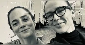 Alice Braga namora a produtora Renata Brandão.
