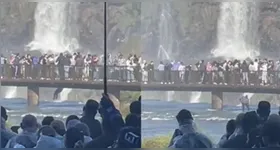 O homem ultrapassou a passarela e desceu em direção ao rio.