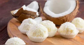 A receita é preparada com apenas três ingredientes principais: ovo, leite de coco e adoçante culinário.
