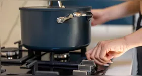 Muitas vezes a sujeira fica acumulada em botões do fogão, deixando a cozinha engordurada.
