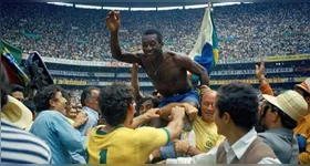 Pelé foi carregado após ganhar a terceira e última Copa da carreira