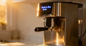 Manter a cafeteira ligada após o uso pode provocar superaquecimento, elevar a conta de luz e até causar acidentes domésticos