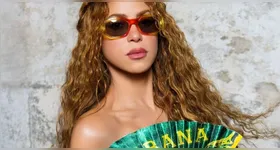 Shakira acena para fãs ao desembarcar no Rio de Janeiro para show gratuito em Copacabana neste sábado (2)