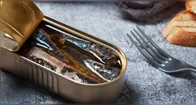 Sardinhas frescas ou enlatadas são uma fonte acessível de proteína, ômega 3 e minerais essenciais para ossos, coração e cérebro