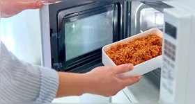 Colocar marmita de isopor no micro-ondas é um hábito comum na rotina de muitos brasileiros, mas está longe de ser seguro.
