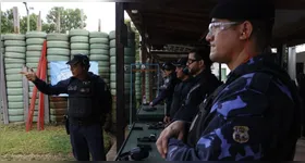 Guardas municipais participam de treinamento prático de tiro durante capacitação para uso do novo armamento calibre ponto 40 em Benevides.