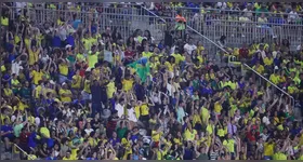 Torcedores celebram o gol de empate da Seleção.