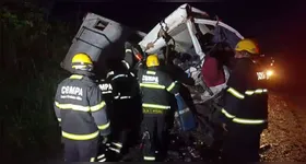 Colisão entre caminhão boiadeiro e ônibus que transportava atletas interditou a BR-010 durante a madrugada, em Ulianópolis.