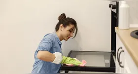 Percarbonato de sódio pode ajudar na remoção de gordura acumulada em fornos elétricos de forma prática e segura.