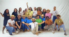 Carrinho de madeira utilizado pela AcabanA funciona como estande criativo e reforça a identidade regional da marca.