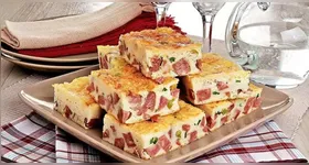 Torta de calabresa com requeijão combina massa leve e recheio cremoso.