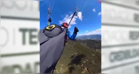 Uma mulher de 44 anos sobreviveu após o parapente em que voava ser atingido por um avião de pequeno porte do modelo Cessna 172 na região de Pinzgau, na Áustria.