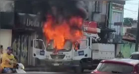Caminhão pega fogo.
